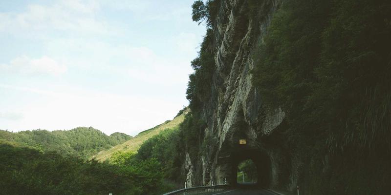 危机阿尔法策略探析：如何利用尾部风险对冲工具优化资产配置与理财服务