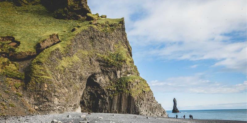 如何构建平衡的股票投资组合以分散风险？SIITCF理财服务的财富管理智慧